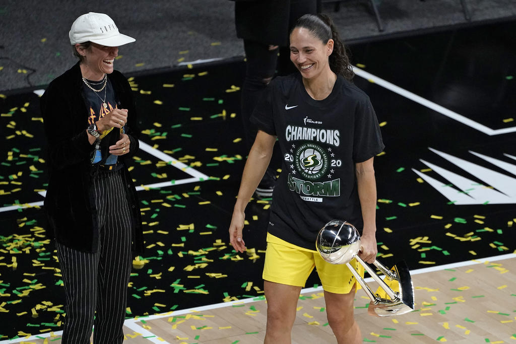 Sue Bird y Megan Rapinoe viven emotivo momento durante finales de  WNBA. (AP)
