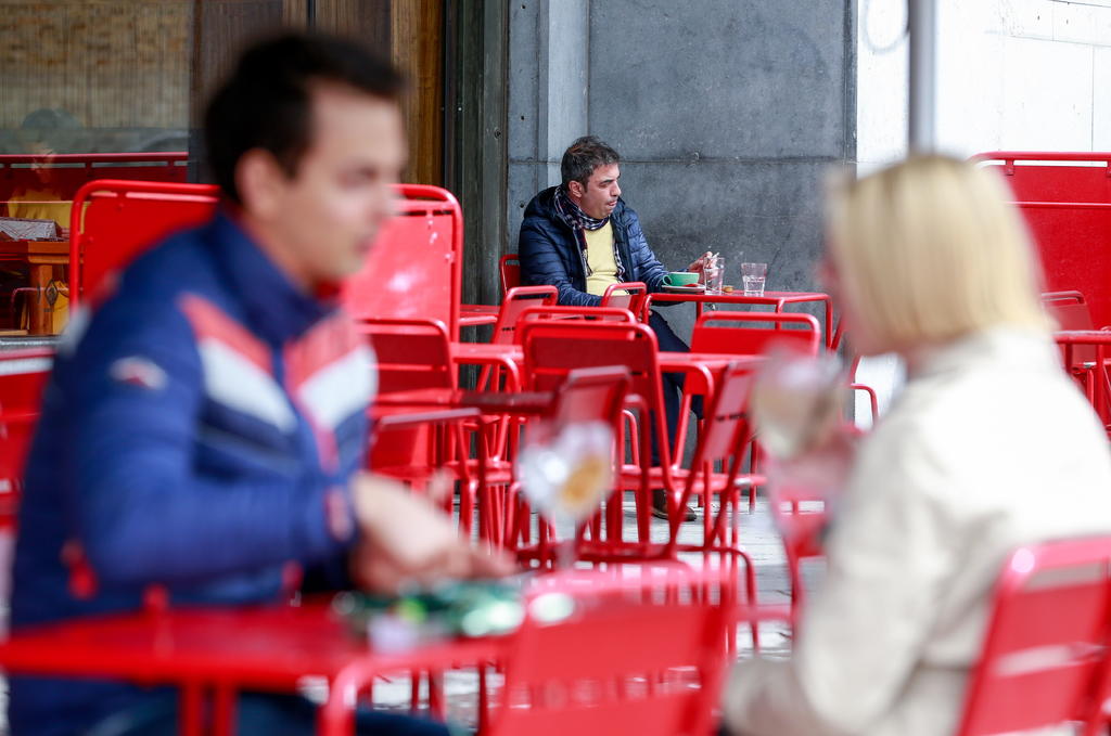 Bruselas ordenó el miércoles que todos los bares, salones de baile y cafeterías cierren durante un mes para contrarrestar un repunte en los casos de coronavirus. (ARCHIVO) 
