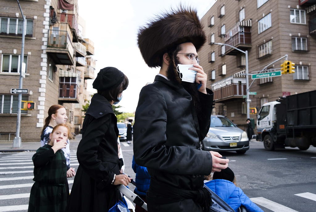 La decisión de las autoridades de Nueva York de cerrar los negocios no esenciales en las áreas donde se han registrado brotes de COVID-19 ha desatado la indignación de la comunidad ultraortodoxa judía, con gran presencia en muchas de estas zonas, y que anoche organizó varias protestas en el barrio neoyorquino de Brooklyn. (ARCHIVO)