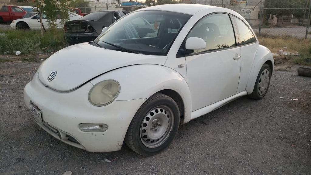 El primer auto recuperado es de la marca Volkswagen, línea Beatle, en color blanco, modelo 2009, el cual se encontraba abandonado en calles de la colonia J. Luz Torres de Torreón, mismo que cuanta con reporte de robo en la ciudad en el presente año 2020.


