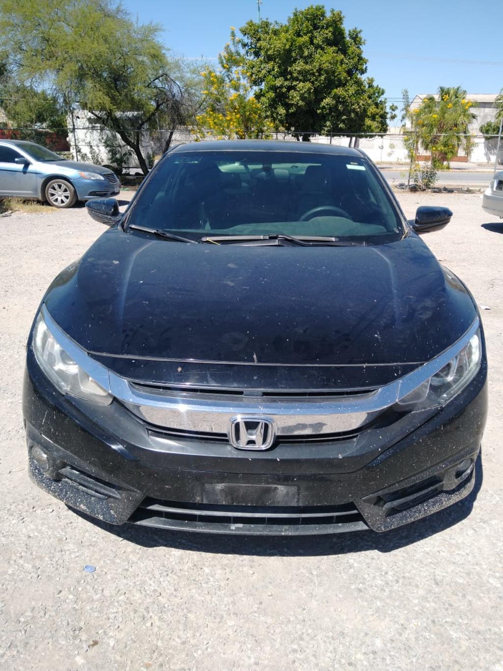 Asimismo, los agentes recuperaron un vehículo de la marca Honda, línea Civic, modelo 2016, en color negro, abandonado en calles de la colonia División del Norte, el cual cuenta con reporte de robo en el presente año 2020, en el Estado de México. 

