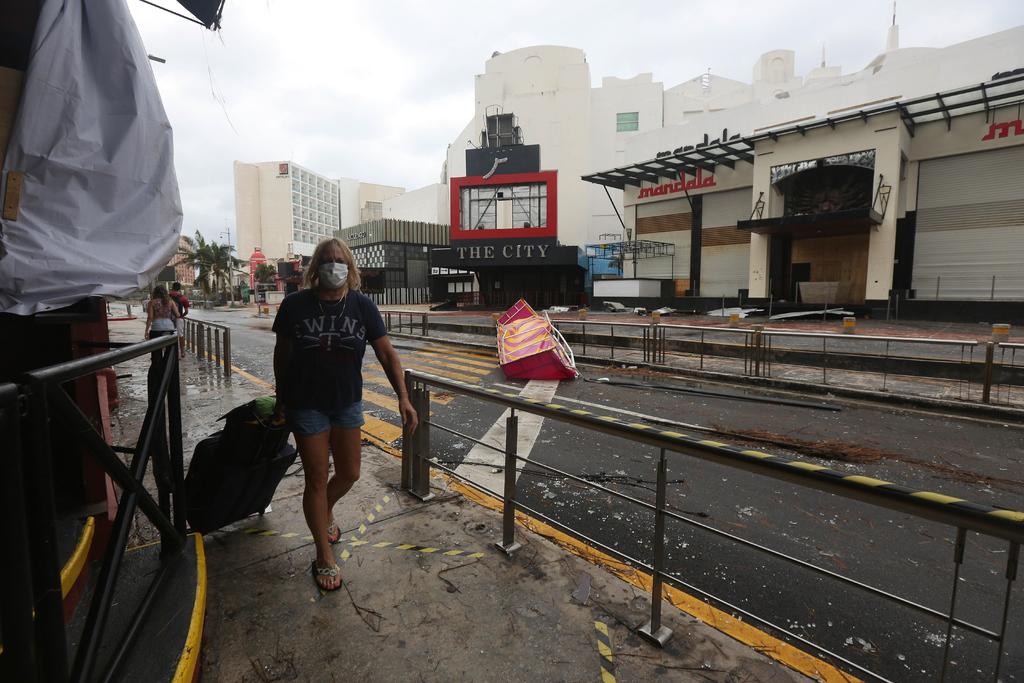 La zona hotelera de Cancún, polo turístico por excelencia de México, no sucumbió a los estragos del huracán Delta, que impactó este miércoles en la Península de Yucatán. (EFE)