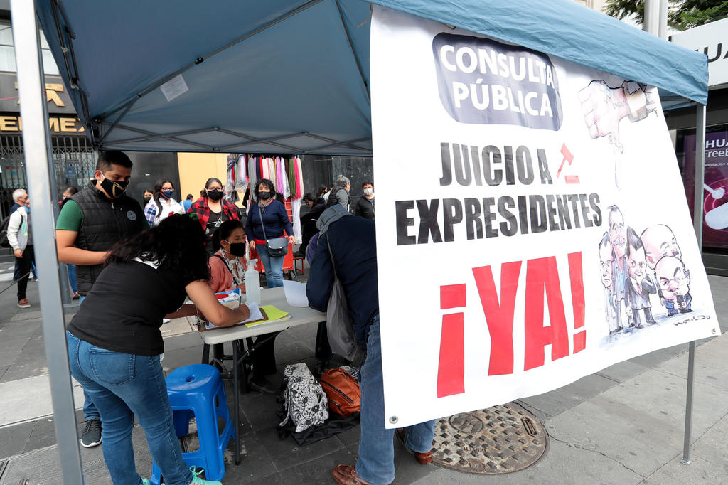 López Obrador señaló que en caso de que se vote por el 'sí' los procesos en curso se van a desahogar y se determinará si los delitos ya prescribieron. (ARCHIVO)