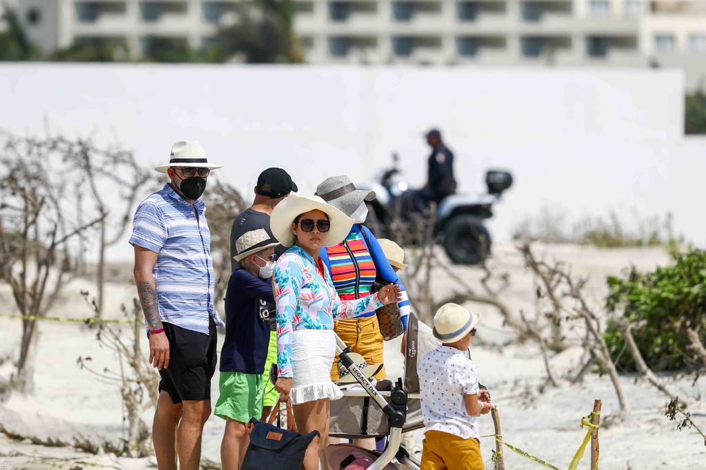 Un día después del temor comunitario por el embate del huracán 'Delta', turistas y residentes volvieron a las playas, cuya infraestructura se vio afectada por el ciclón degradado a categoría 2, al tocar tierras quintanarroenses. (EL UNIVERSAL)