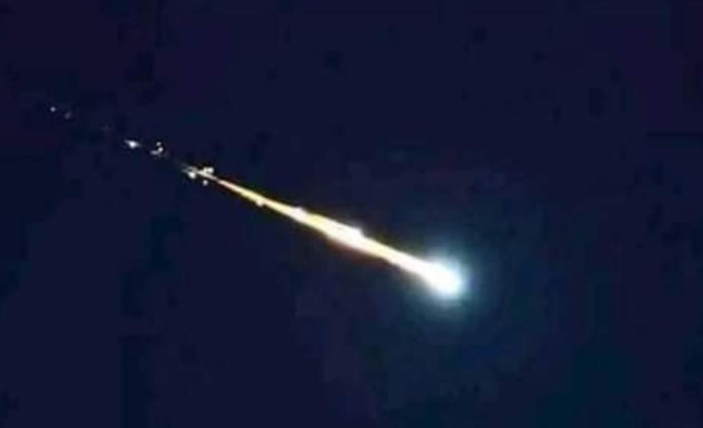 El avistamiento del meteorito la noche del martes se robó la atención del público en redes sociales, surgiendo diversas especulaciones de la naturaleza de éste (CAPTURA)  