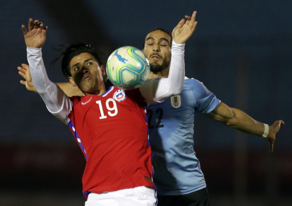 La polémica jugada de produjo en el minuto 87, cuando el volante chileno Víctor Dávila centro un balón que fue interceptado con una mano por el defensor Uruguayo Sebastián Coates. (ARCHIVO)