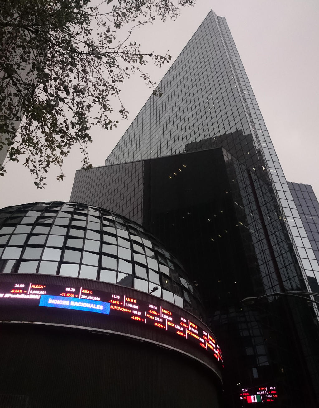 La Bolsa de Valores de México llevaba un alza de 0.19 por ciento cuando suspendió operaciones.
