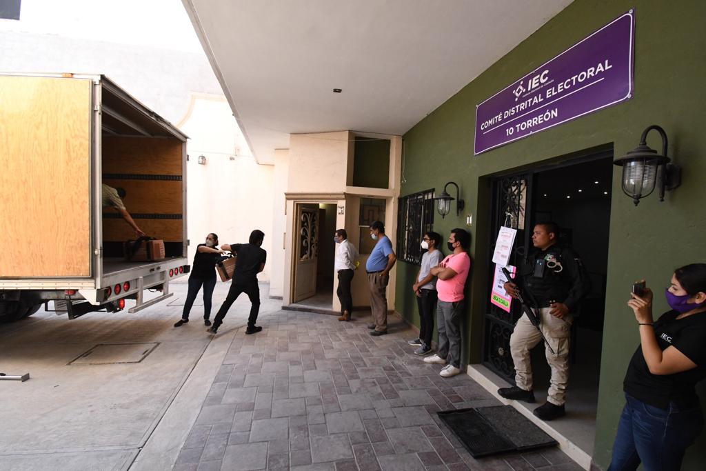 Ayer cerca de las 2 de la tarde llegaron los paquetes electorales al comité distrital 10 del IEC en Torreón.
