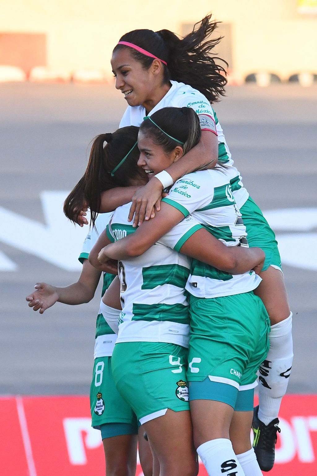 Las Guerreras festejan uno de los dos tantos, en la victoria de ayer 2-0 sobre las Bravas de Ciudad Juárez. (JAM MEDIA)