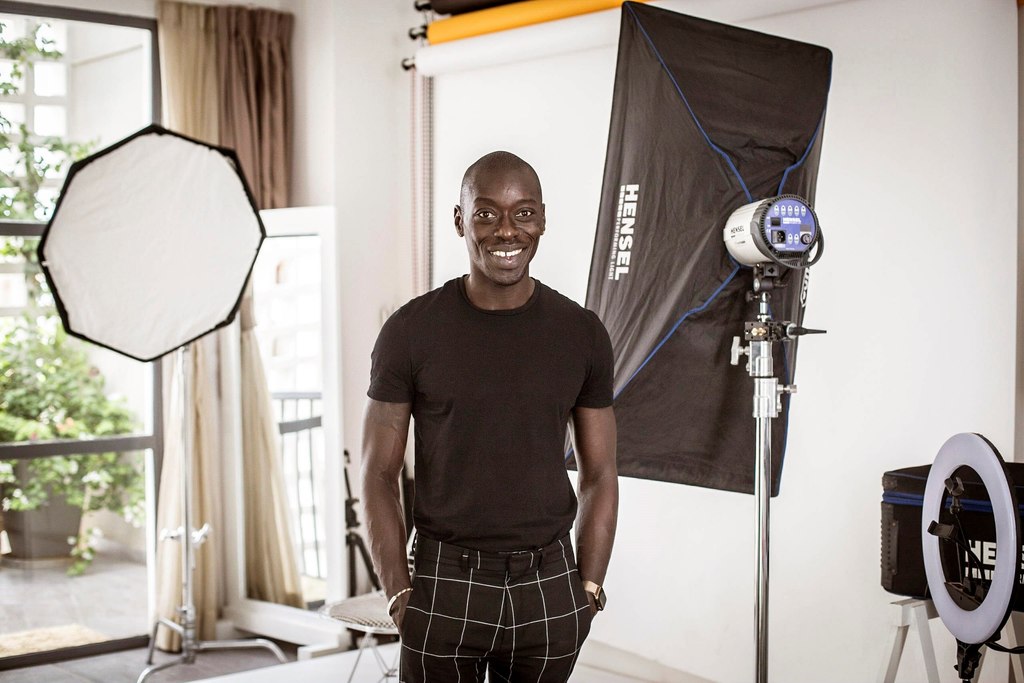 Personalidad. Retrato del fotógrafo senegalés Omar Victor Diop, de 40 años, en su estudio en Dakar (Senegal), cuyo trabajo busca homenajear a las poblaciones negras.