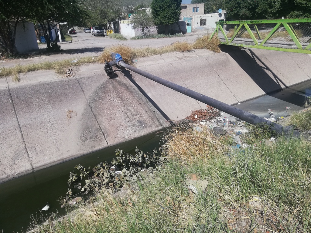 Desde el pasado 2 de octubre, un grupo de habitantes denunció aguas negras en el canal de riego Santa Rosa - Tlahualilo. (EL SIGLO DE TORREÓN)