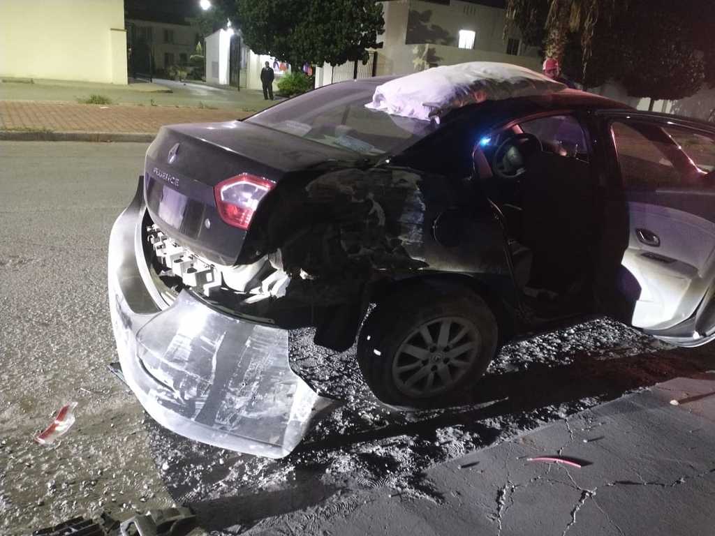 El accidente se registró a las 01:35 horas de ayer sábado en el bulevar Senderos de Torreón. (EL SIGLO DE TORREÓN)