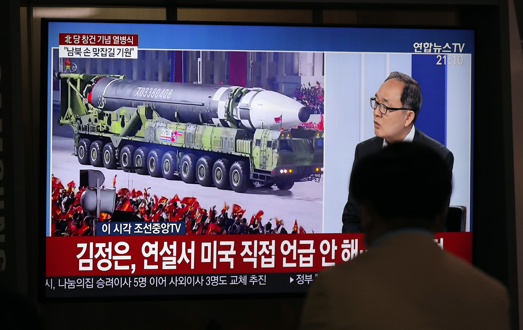 El líder de Corea del Norte Kim Jong-un advirtió el sábado que su país 'movilizaría completamente' su fuerza nuclear en caso de sentirse amenazado, en un discurso durante un desfile militar en que el país reveló lo que pareció ser un nuevo misil balístico intercontinental y otras adiciones a su creciente arsenal. (AP) 
