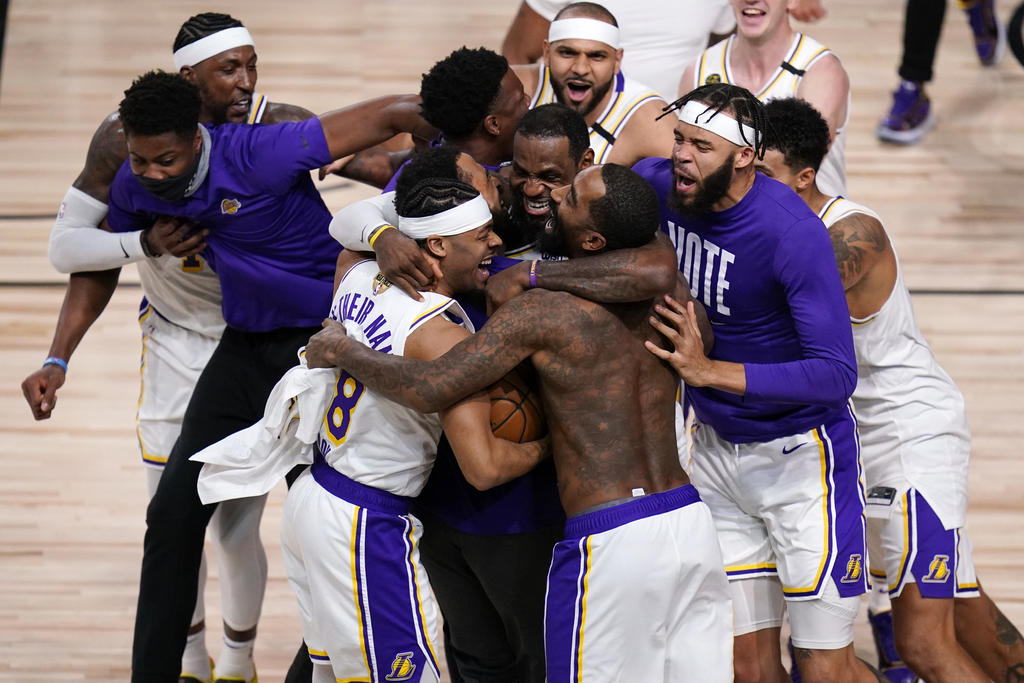  Los Angeles Lakers, con un triple-doble de 28 puntos, 14 rebotes y 10 asistencias del alero LeBron James, vencieron este domingo por 106-93 a los Heat de Miami en el sexto partido de las Finales de la NBA que ganaron por 4-2 al mejor de siete y se proclamaron nuevos campeones de liga. (AP)