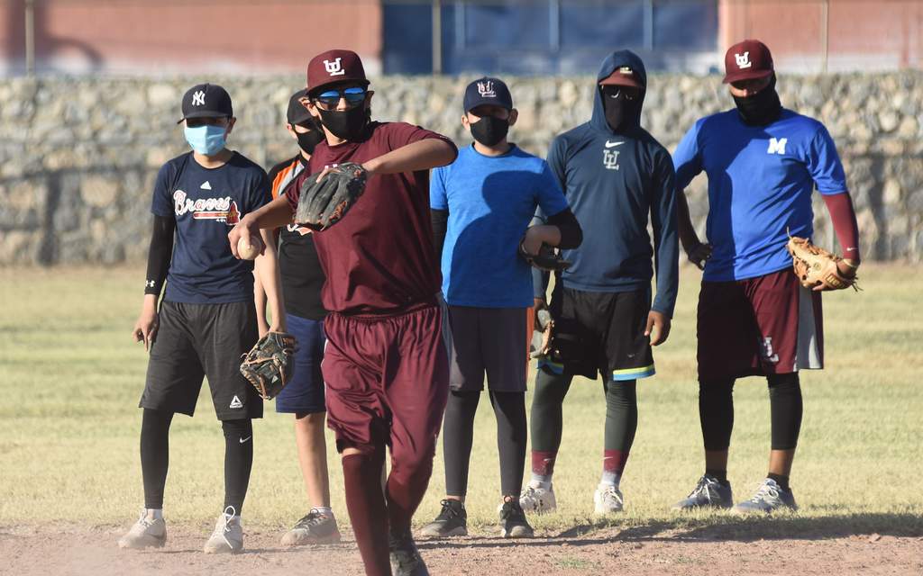 Los jóvenes prospectos de la organización Guinda, realizan sus prácticas en la Unidad Deportiva. (Jesús Galindo)
