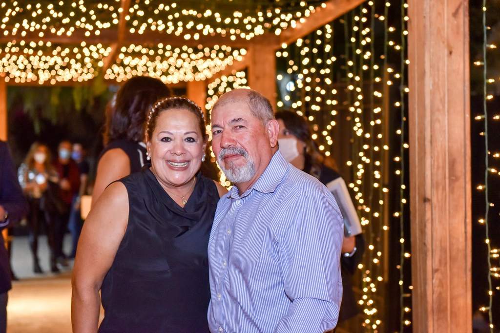 Con una gran sonrisa, Martha y Miguel asistieron a la velada que se realizó en el Club
Campestre de Torreón para celebrar un año más de existencia.
