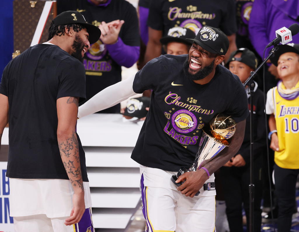 Con el fin de la temporada 2019-20 de la NBA, con el trofeo Larry O’Brien en manos de los Lakers, todavía se analiza qué pasará para la próxima. (ARCHIVO)