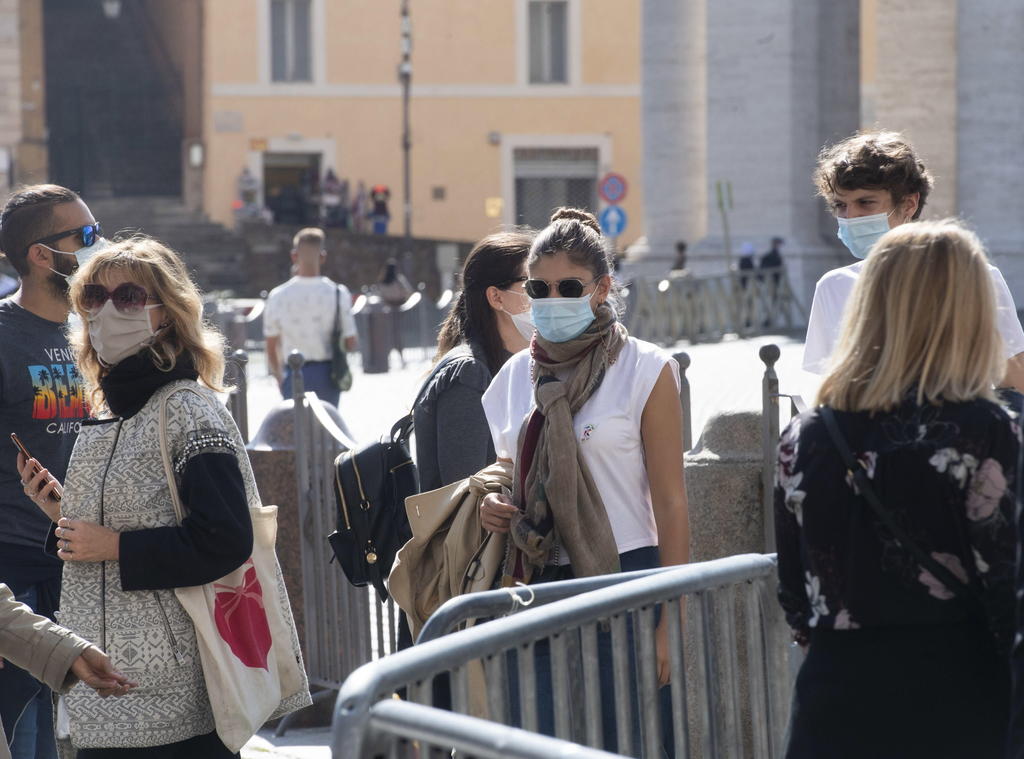 Italia registró hoy 4,619 contagios de coronavirus en las últimas veinticuatro horas, una cifra inferior a la de los últimos días, aunque también se han hecho menos pruebas, y 39 personas han muerto desde ayer, la mayor cifra desde junio. (ARCHIVO) 