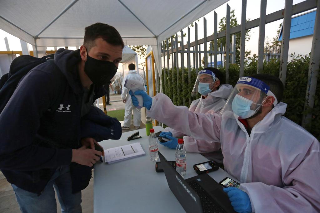 La pandemia parece retroceder en Chile, donde la tasa nacional de positividad sobre el total de exámenes realizados alcanzó este lunes el 4.2 %, la cifra más baja desde marzo, cuando llegó el coronavirus al país. (ARCHIVO) 