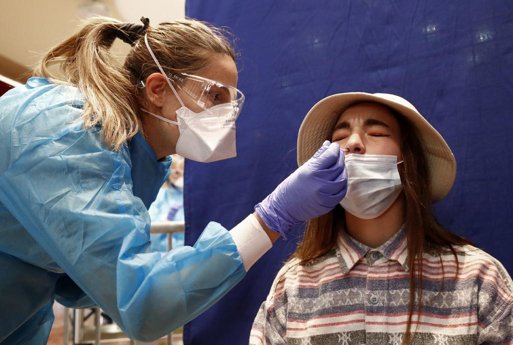 Francia registró este martes 12,993 casos y 87 muertos por coronavirus, que elevan a 756,472 el número de positivos desde el inicio de la pandemia y a 32,933 el de fallecidos. (EFE) 