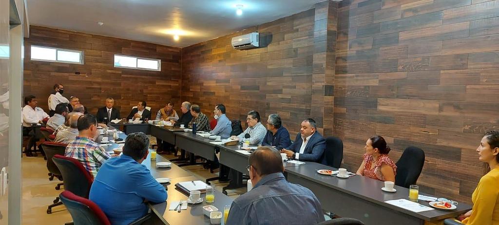 El Consejo Lagunero de la Iniciativa Privada (CLIP) se reunió con el nuevo director de Tránsito, Alejandro Gutiérrez Zamudio, a fin de aportar propuestas para que la problemática de vialidad en Torreón pueda cambiar. (FABIOLA P. CANEDO)