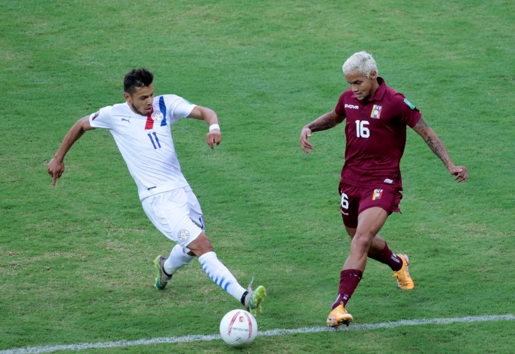 Pese a dominar la mayor parte del partido, Paraguay se impuso 1-0 a Venezuela con un tanto a cinco minutos del final. (EFE)