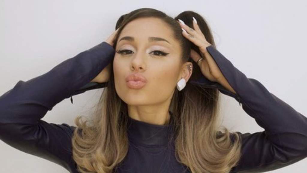 Ariana Grande anunció este miércoles que lanzará un disco este mes, del que no se conocen detalles como el título, la portada o las canciones que contendrá. (ESPECIAL) 
