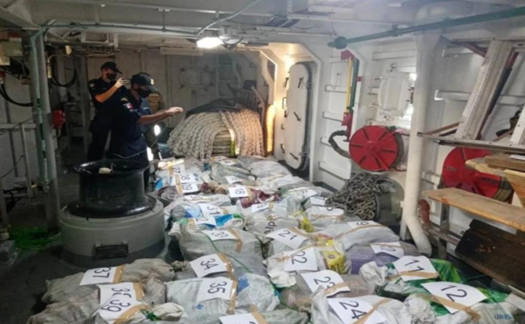 La Secretaría de Marina (Semar), en funciones de Guardia Costera, localizó y aseguró poco más de 800 kilogramos de presunta cocaína oculta en 39 costales, que se encontraban flotando frente a las costas del estado de Chiapas.
(ESPECIAL)
