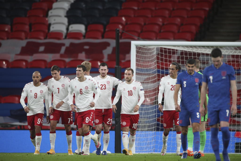Inglaterra sufrió un cortocircuito total que le costó el partido ante Dinamarca (0-1). (EFE)