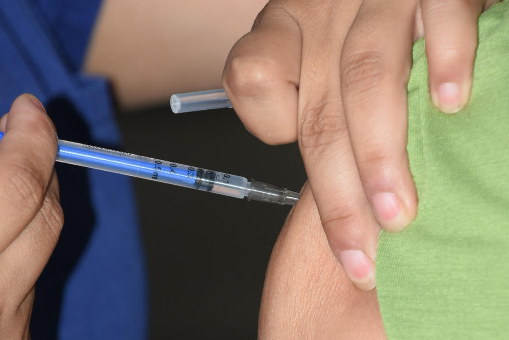 A una semana de que arrancó la campaña de vacunación contra influenza, el Instituto Mexicano del Seguro Social (IMSS) informó que la aplicación de la misma incrementó 12% con respecto a años anteriores. (ARCHIVO)