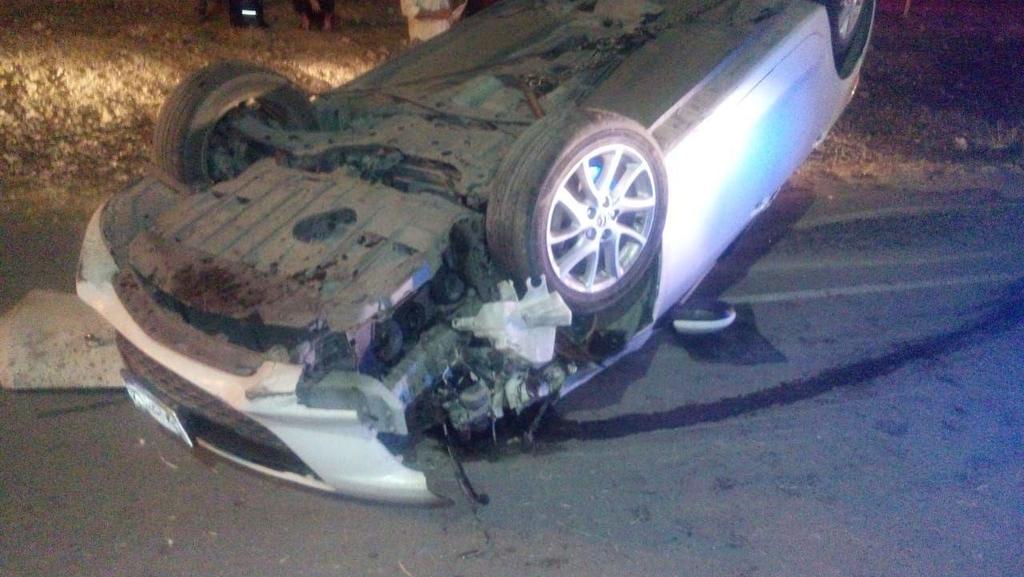 Un automóvil Mazda se impactó con un autobús de pasajeros sub-urbano sobre la carretera Torreón-San Pedro, a la altura del Nudo Mixteco. (EL SIGLO DE TORREÓN)