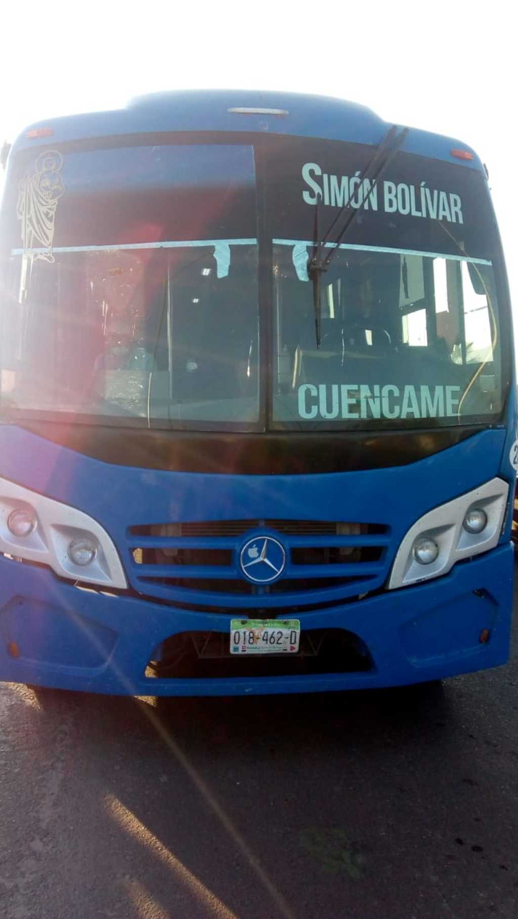 En incidente ocurrió en un camión de la marca Mercedes Benz color azul, el cual llevaba la ruta Simón Bolívar-Cuencamé. (EL SIGLO DE TORREÓN)