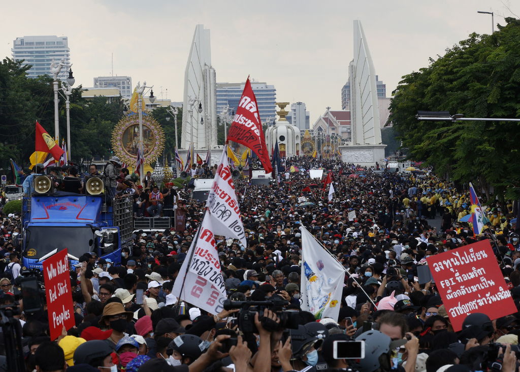 Miles de los manifestantes prodemocráticos salieron el miércoles a las calles del casco histórico de Bangkok. (EFE) 