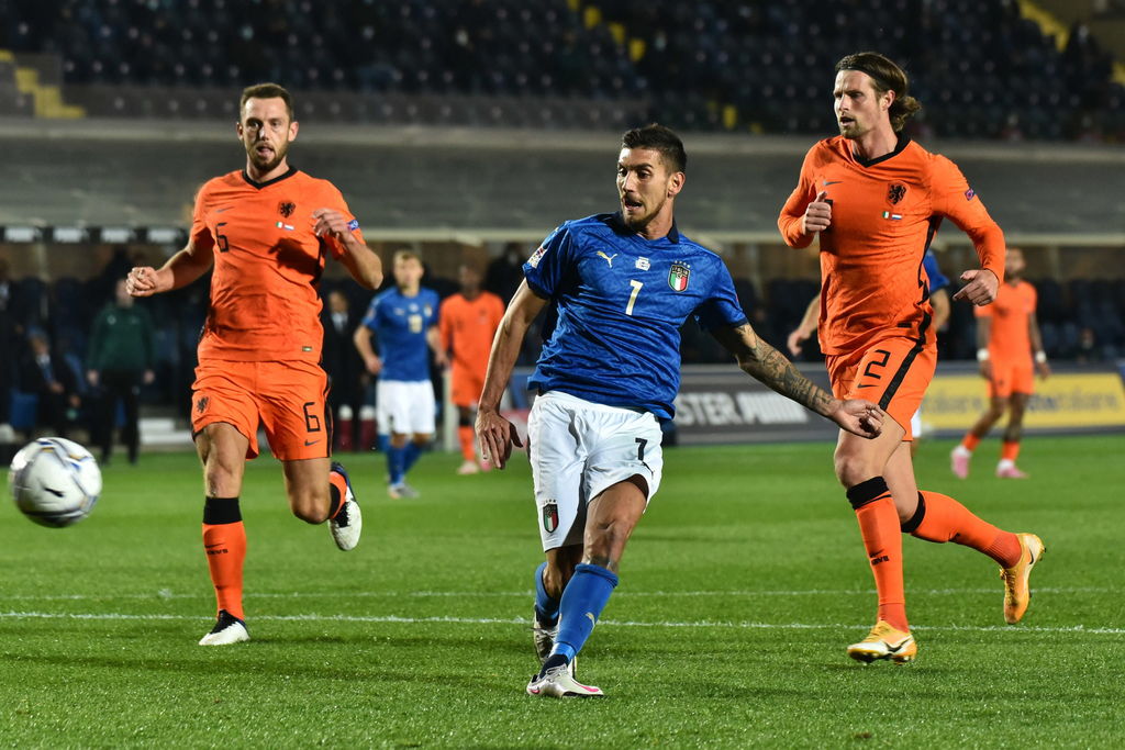Lorenzo Pellegrini (c) marca el primer tanto del partido, en el empate 1-1 entre Italia y Holanda. (EFE)