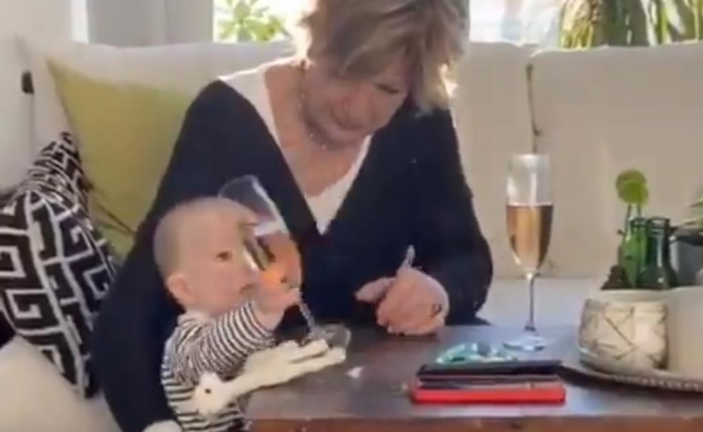 El 'accidente' de la mujer con la copa y la bebé se ha vuelto viral en redes sociales (CAPTURA) 