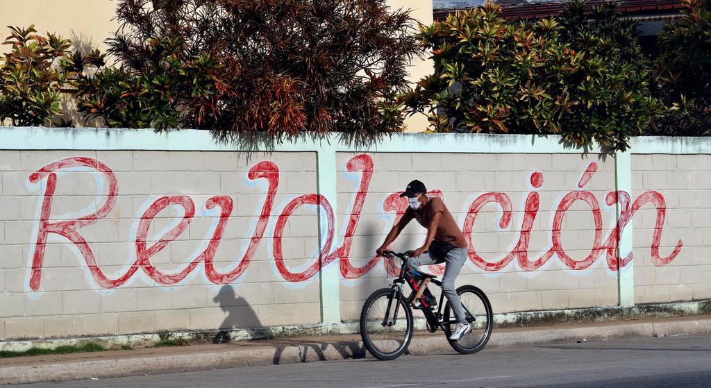 Cuba registró 27 nuevos casos de COVID-19 este jueves, la mayoría en su zona central, que continúa aislada mientras el país avanza hacia la 'nueva normalidad' y reabre su balneario más famoso al turismo extranjero. (ARCHIVO) 