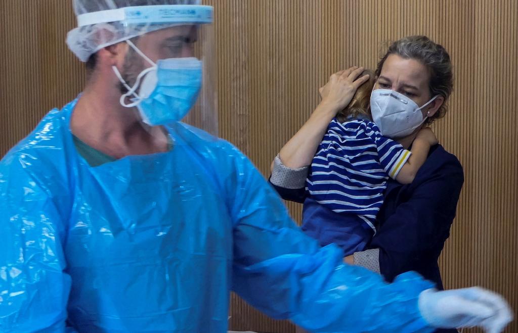 España sumó este jueves 13,318 nuevos contagios por coronavirus, 6,603 en las últimas 24 horas, con lo que la cifra total de infecciones desde el inicio de la pandemia se eleva a 921,374 y la de muertos a 33,553, con 140 más desde ayer. (ARCHIVO) 
