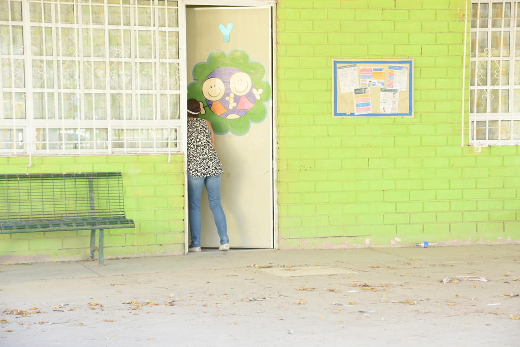 Entre robos y vandalismo, 10 escuelas de la región centro han sido víctimas en lo que va del año, y sólo en una fue capturado el responsable, informó el Director Regional de Servicios Educativos de la SEC, Félix Alejandro Rodríguez Ramos.