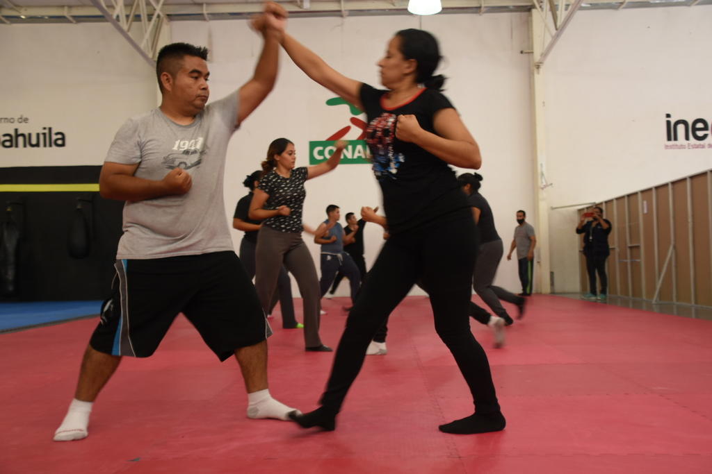 Los cadetes de la Academia Municipal de Policía y los efectivos de la fuerza de Seguridad Pública Municipal reciben entrenamiento en artes marciales mixtas para defensa personal y sometimiento de personas violentas.
