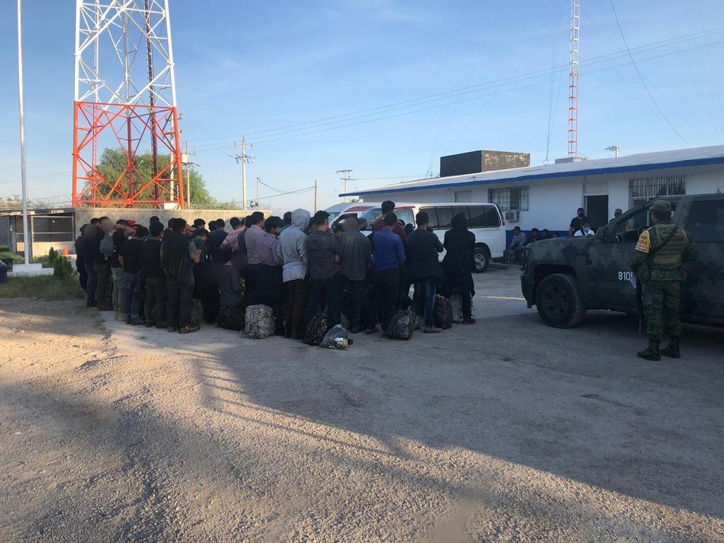 El Instituto Nacional de Migración (INM) rescató en la sierra de Ocampo, Coahuila, a 75 inmigrantes extranjeros de tres países centroamericanos, abandonados en esa parte del desierto. (SERGIO A. RODRÍGUEZ)