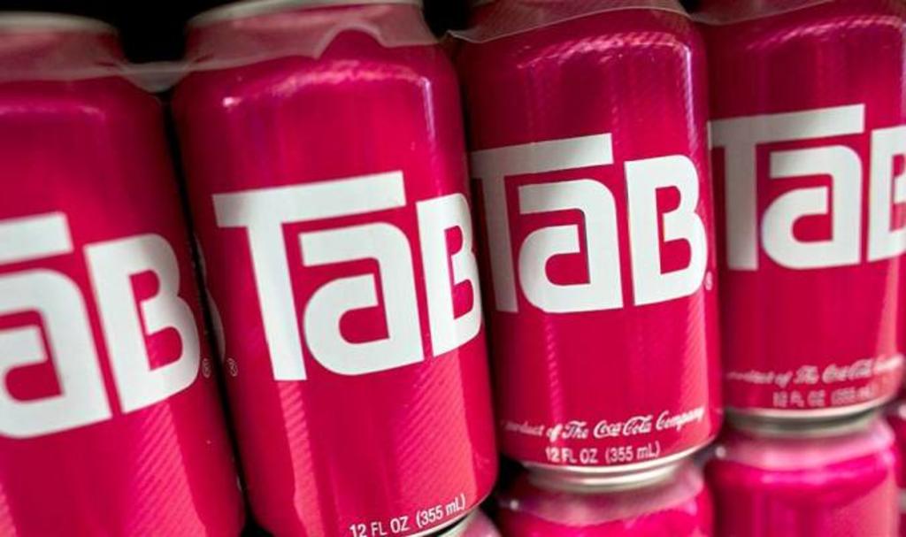 Tab, lanzada al mercado en 1963, fue la primera soda de dieta de la multinacional de bebidas. Estaba endulzada con sacarina y su sabor tenía sus fieles y detractores.
(ARCHIVO)