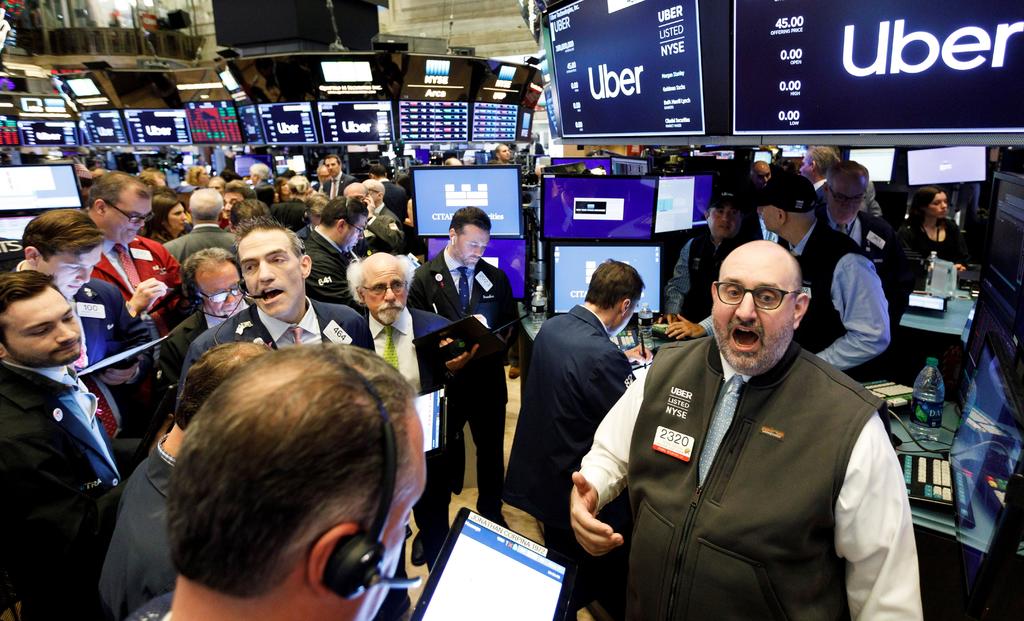 Wall Street cerró mixto este viernes y su principal indicador, el Dow Jones de Industriales, subió un 0.39 % con reacción a unos datos de ventas minoristas mejores de lo esperado, que insuflaron ánimos al mercado después de tres jornadas de pérdidas. (ARCHIVO)