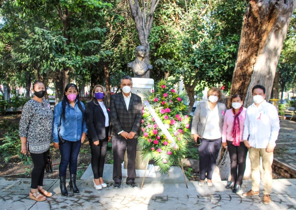 Conmemoraron el 67.º aniversario del voto de las mujeres con una ofrenda floral frente al busto de Hermila Galindo.