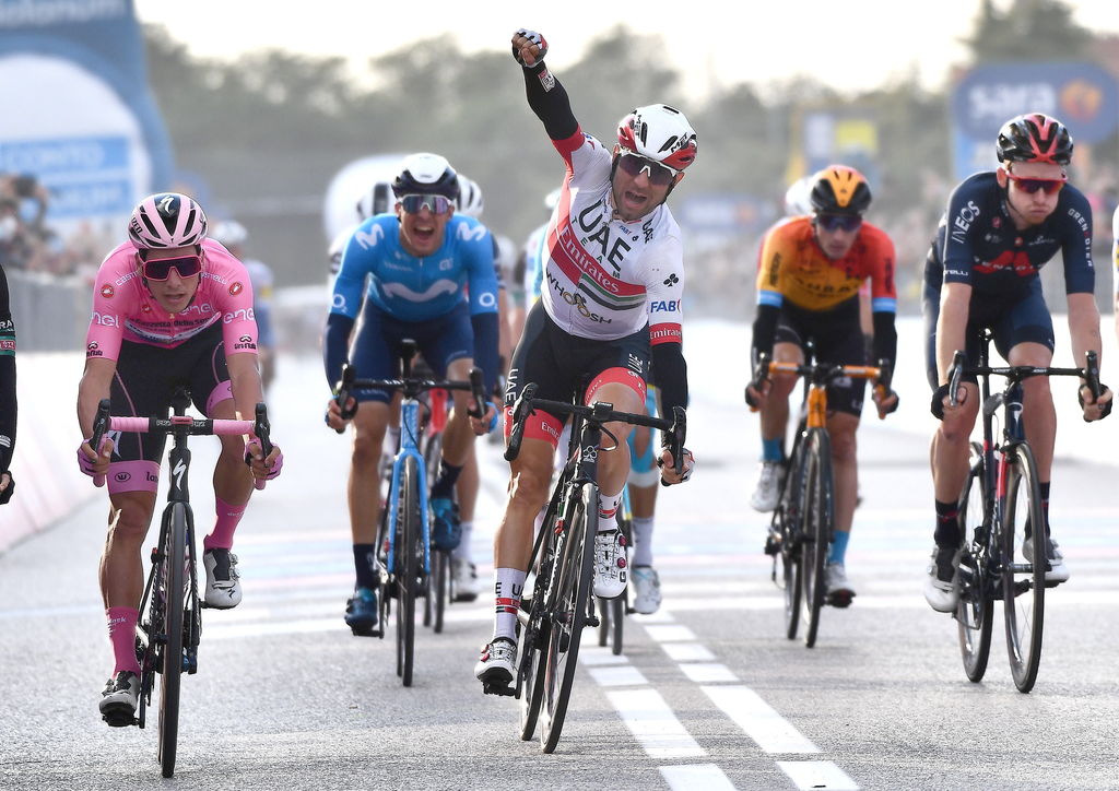 Diego Ulissi celebra tras cruzar la meta en primer lugar en la etapa 13 del Giro de Italia, que lidera el portugués Joao Almeida. (EFE)