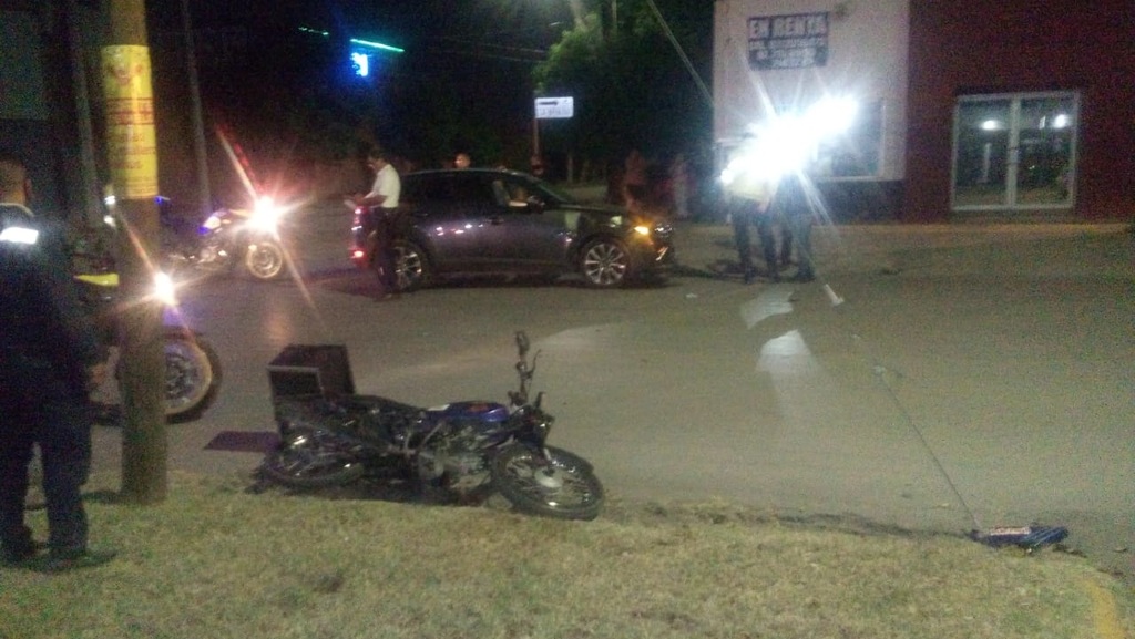 Motociclista se atraviesa al paso de auto y termina lesionado en Torreón