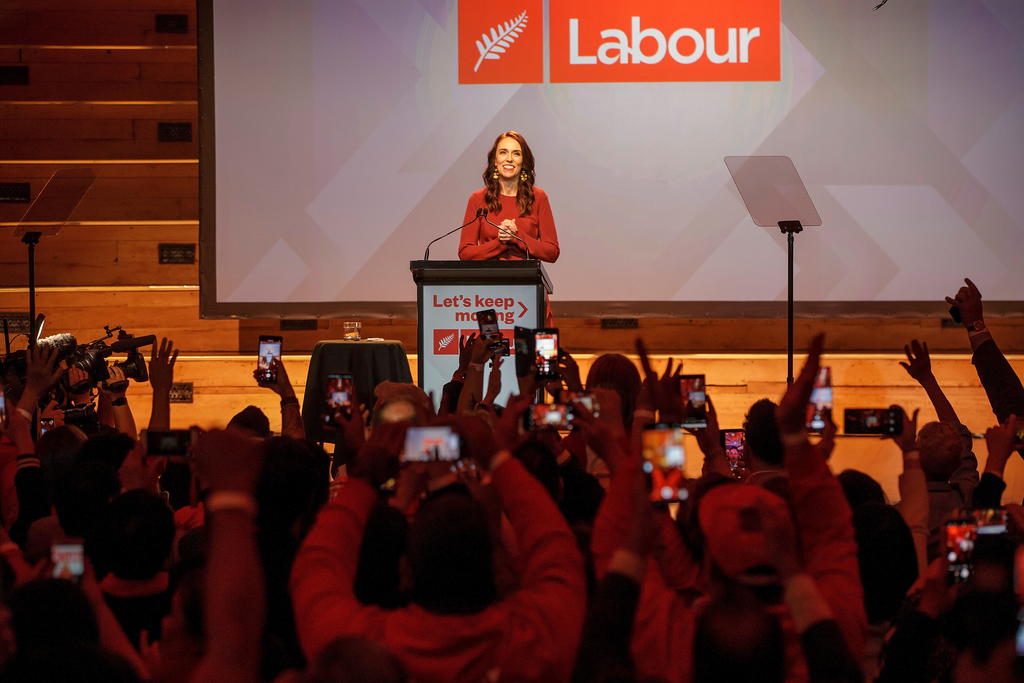 'Nueva Zelanda ha mostrado esta noche el mayor apoyo al Partido Laborista en al menos 50 años', dijo la mandataria en su discurso de victoria dado frente a sus eufóricos correligionarios en la ciudad de Auckland, tras unas breves palabras en lengua maorí.
(EFE)