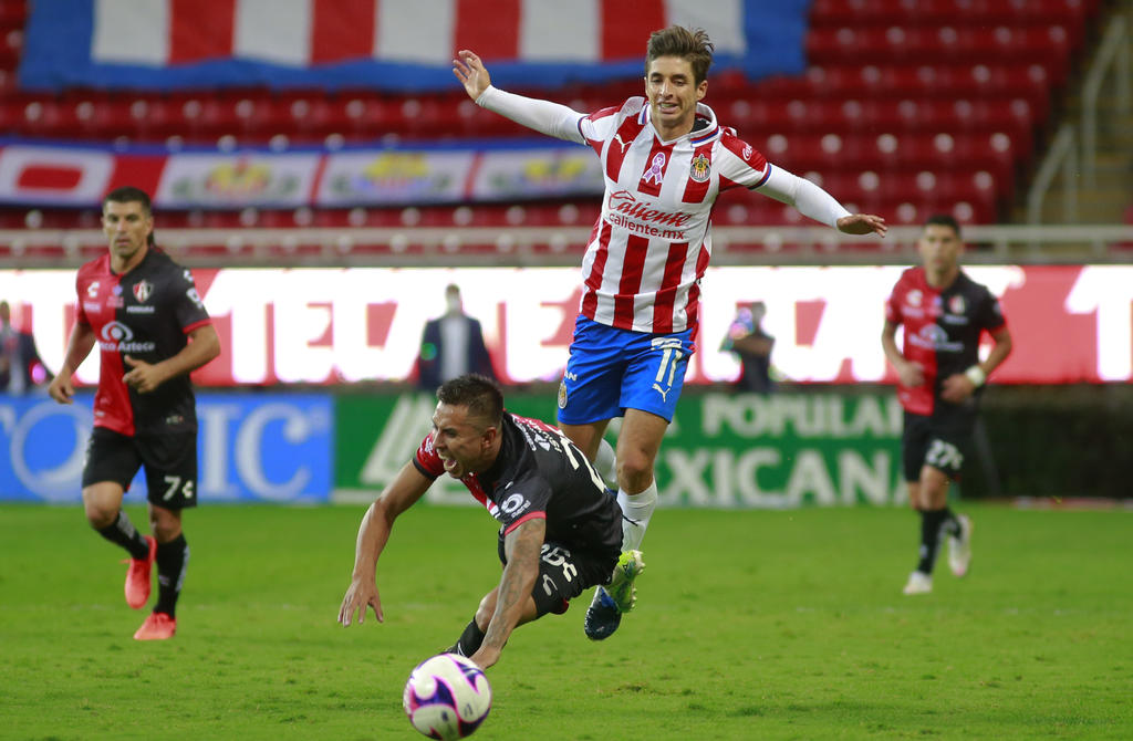 Las Chivas Rayadas del Guadalajara vencieron en el clásico Tapatío a los Zorros del Atlas por 3-1 en duelo correspondiente a la Jornada 14 del torneo Guard1anes. (ARCHIVO)