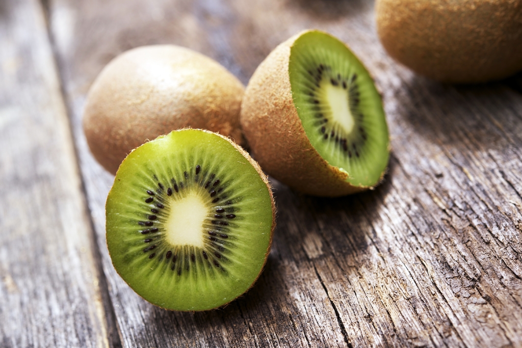 Son dos las variedades de kiwi: Green y SunGold. Se identifican por su pulpa verde y amarilla, respectivamente.
