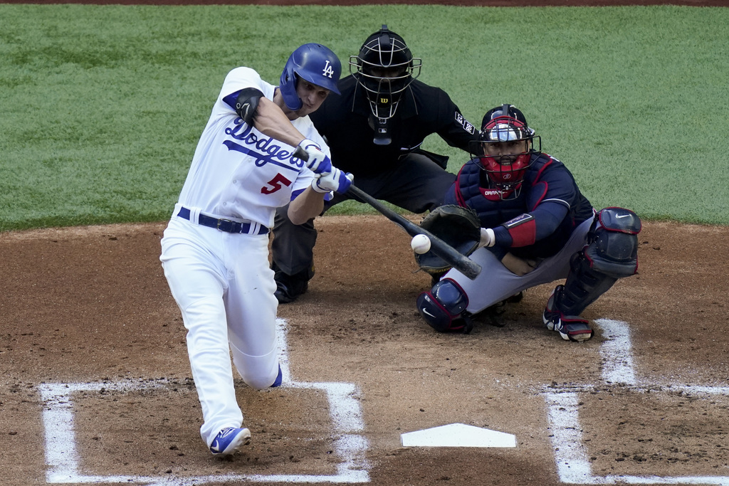 Corey Seager conecta un jonrón solitario en el primer inning, para poner adelante a los Dodgers ante Bravos.