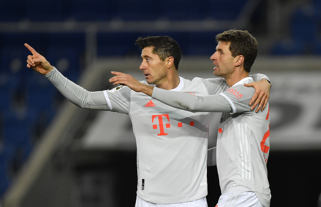 Roberto Lewandowski (i) y Thomas Müller (d) marcaron dos tantos cada uno, en la victoria del Bayern 4-1 sobre Arminia Bielefield.